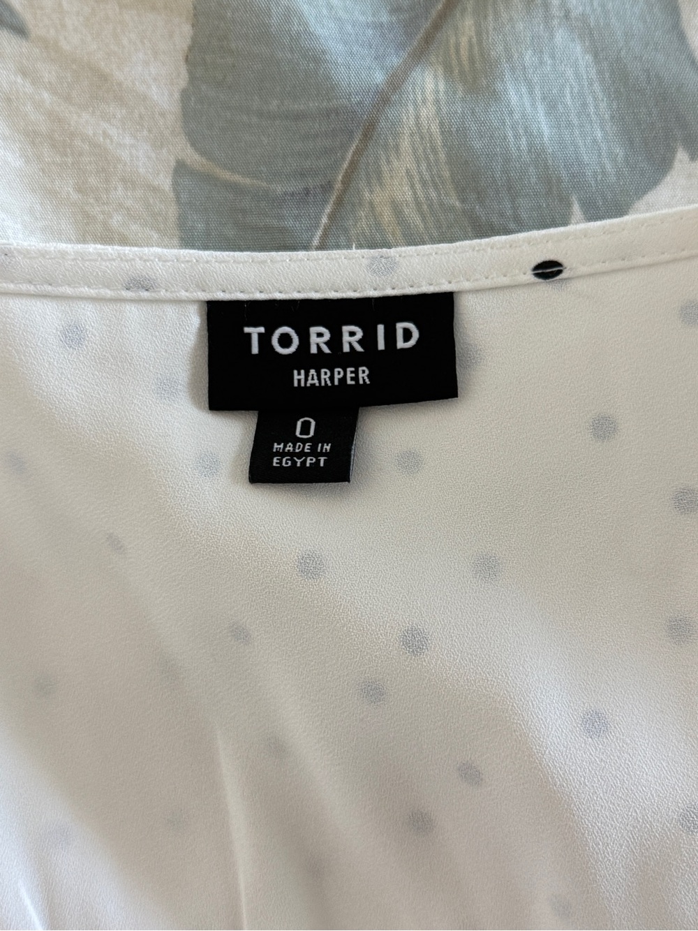 Torrid Blouse Harper Georgette Pullover Flutter Sleeve, Scribble Dot White NWOT - Picture 4 of 7